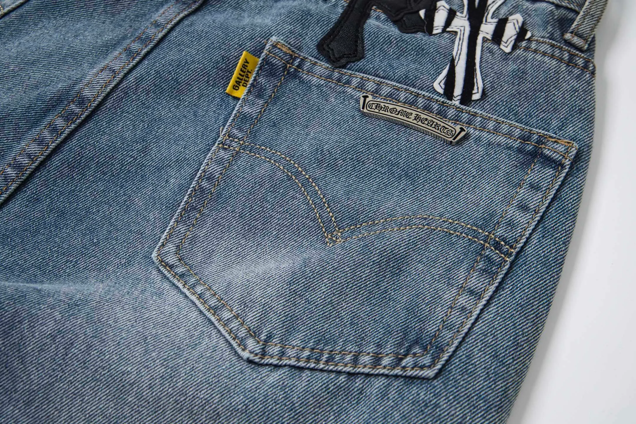 💰280 GALLERY DEPT & Chrome hearts Washed jeans with large logo and devil multi-label cross, truly restore the ultimate vintage texture, three-dimensional version, loose and comfortable, not picky about the figure, taller and slimmer, factory-made, original quality control, same style for men and women, can be matched with couples, versatile recommendation, must-have jeans for all seasons, fashionable people have been disappointed. From the quality selection of fabrics, the tailoring of details, and the matching of patterns, they are all impeccable! The upper body is so handsome when worn...it can be easily worn by men, women and children! The craftsmanship is made of heavy-duty washed pure cotton denim fabric. After washing, it is soft and thick. It is very stylish when worn on the body. Style number: 1756 Color: blue Size: 28 30 32 34 36